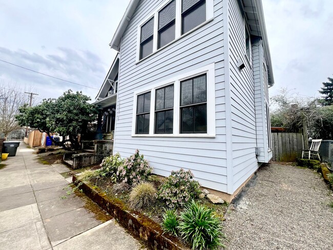 Building Photo - Roomy/Modern Two-Story, 1 Bedroom + Office and 1 Bath Home, Private Patio, Air Conditioning, Wash...