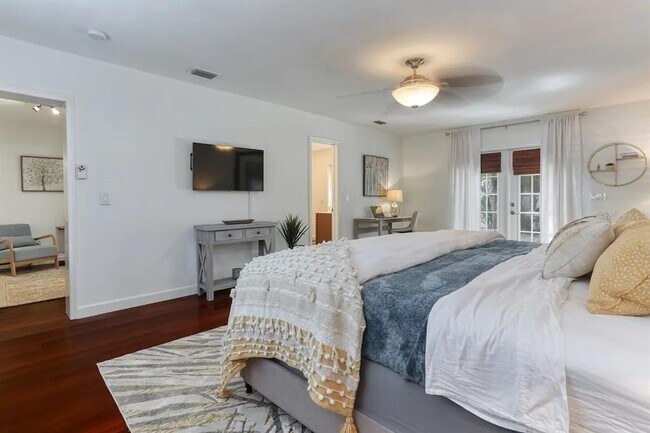 Building Photo - 4014 W Palmira Ave