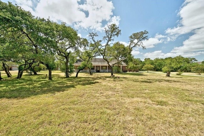 Building Photo - 200 Oak Hollow Ln