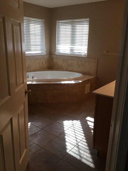 Building Photo - 5573 Woodmansee Way