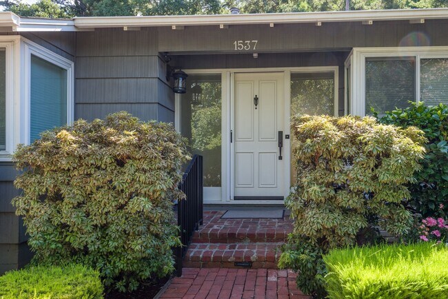 Building Photo - Custom Remodeled Ranch Home in Park-like S...