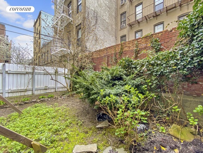 Building Photo - 523 W 49th St
