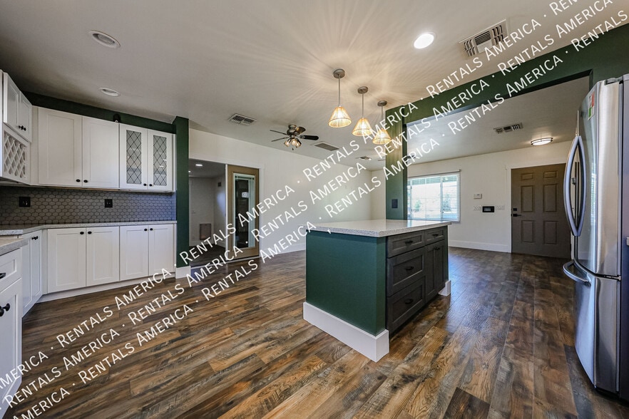 Building Photo - 1310 W Glenrosa Ave