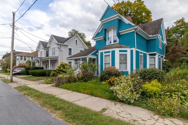 Building Photo - Historic, 3 bedroom home in the Chelsea Pa...