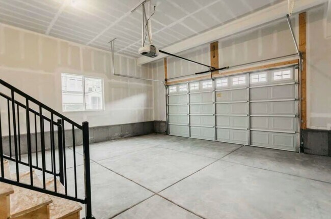 Building Photo - Spacious 3-Bedroom End-Unit Townhome in He...