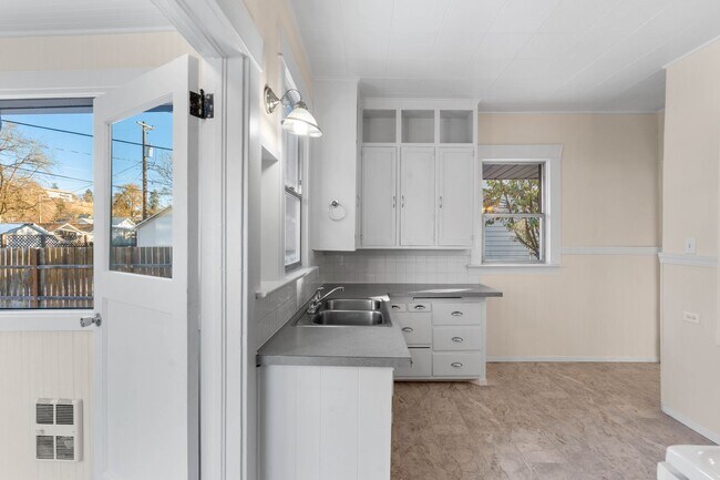 Building Photo - Beautiful Home in the Garland District