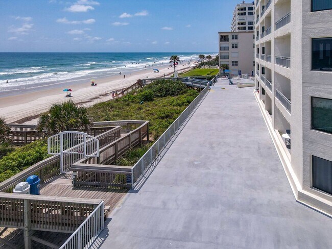 Building Photo - Fully Furnished Beautiful 2 Bedroom Seascape Towers Oceanfront Condo