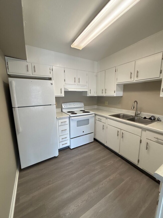Building Photo - 1 BED 1 BATH CONDO AVAILABLE!