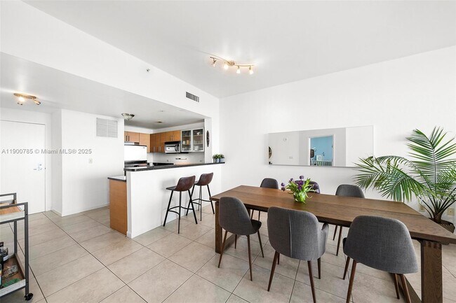 Building Photo - 725 NE 22nd St