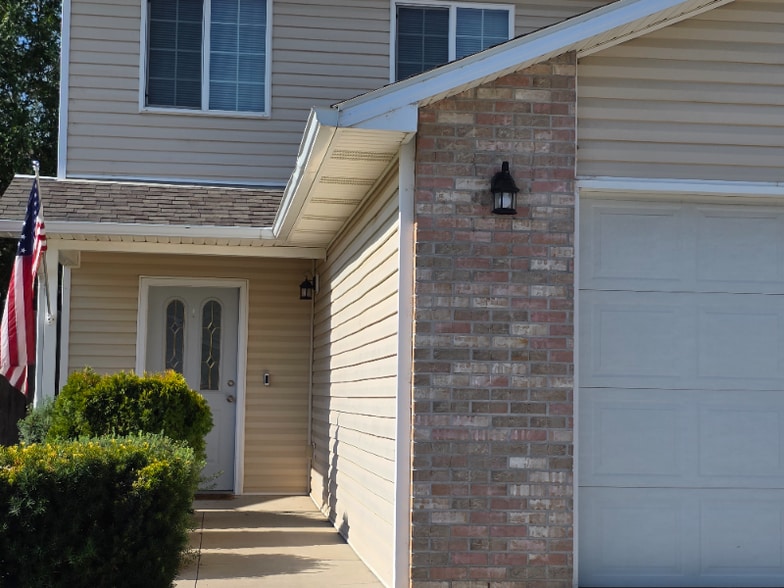 Building Photo - 2821 Village Park Dr