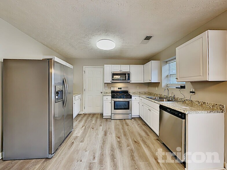 Building Photo - 872 Woodside Dr