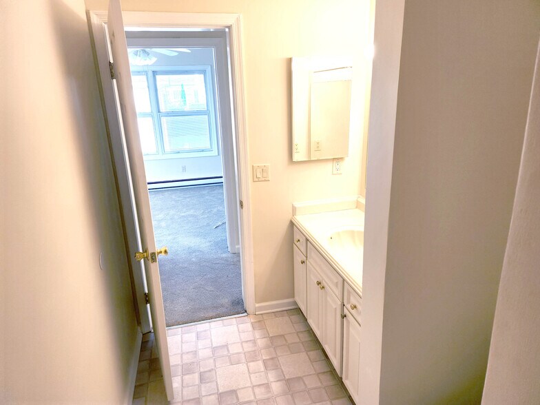 Building Photo - 12422 Kent Rd