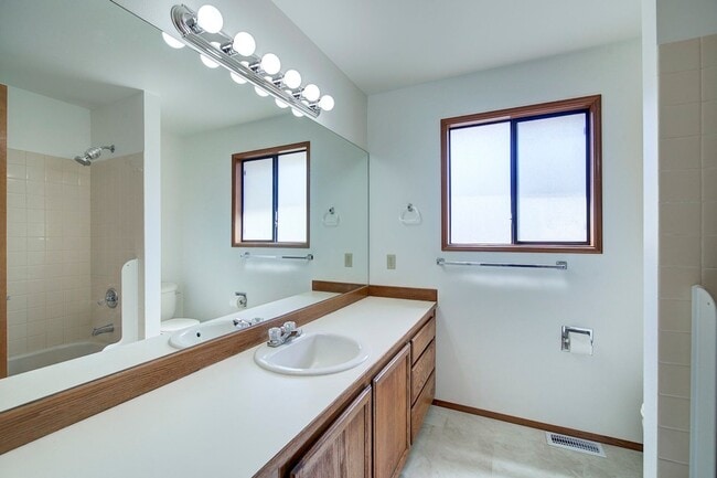 Building Photo - 4Bd/2.5Ba Sammamish Home