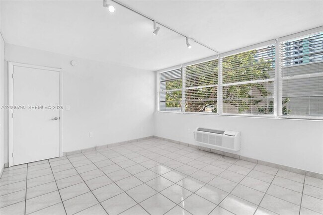 Building Photo - 5313 Collins Ave