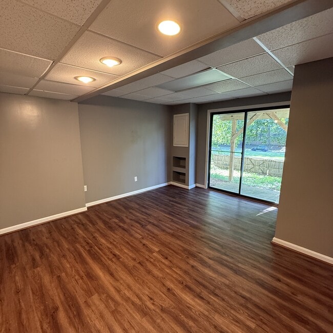 Building Photo - 15723 Edgewood Dr