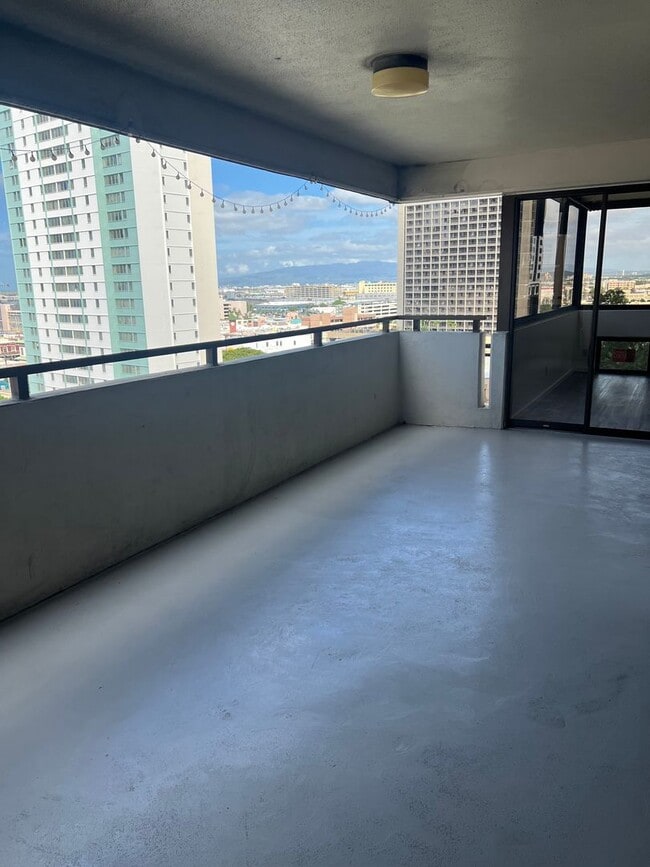 Building Photo - Kukui Plaza - 3 Bedroom 2 Bath 1 Parking