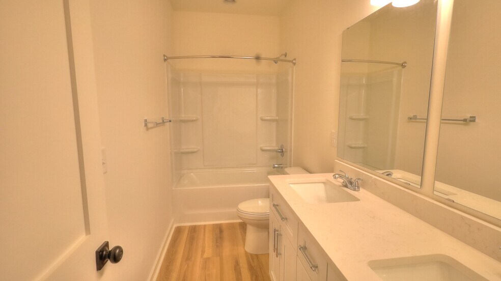 Building Photo - 345 W Stewart Ave