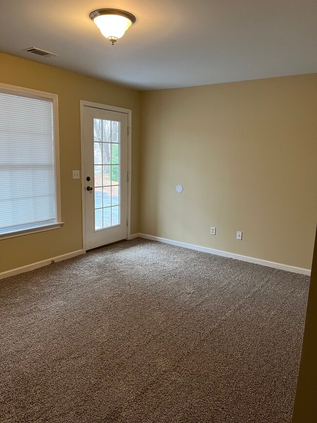 Building Photo - 2148 Zoo Pkwy