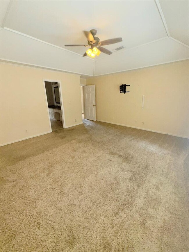 Building Photo - 611 Rolling Green Dr