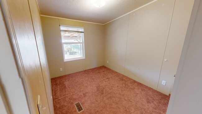 Building Photo - Unfurnished 2 bedroom home with large yard
