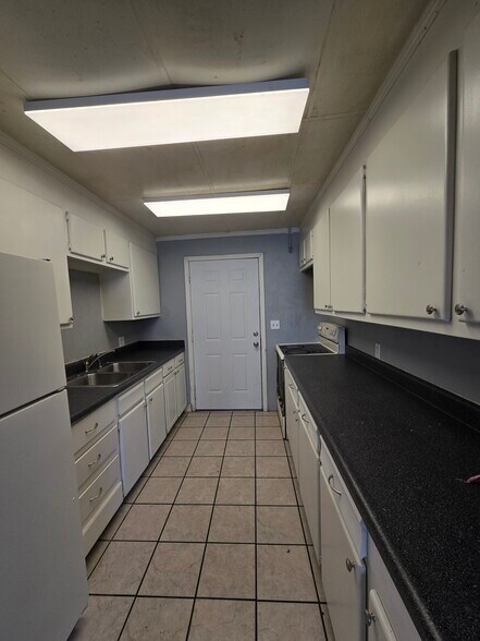 Building Photo - 721 E 8th St