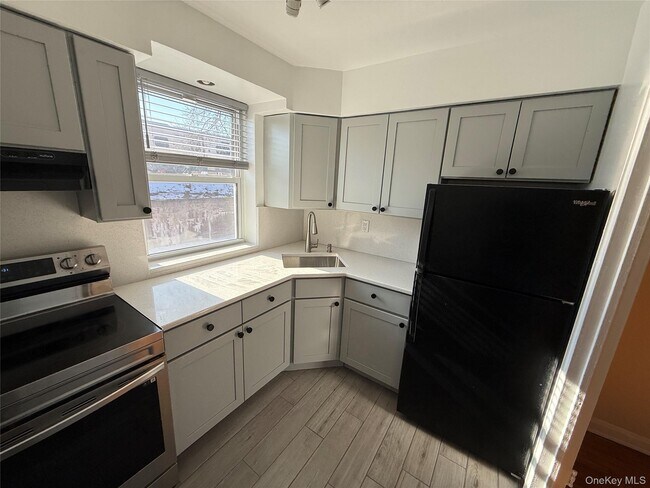 Building Photo - 194-20 39th Ave