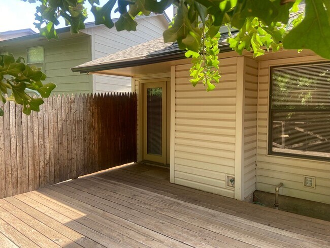 Building Photo - Beautiful 2 bed 2 bath home in a great location!!