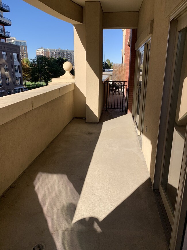 Building Photo - 2br/2ba Uptown Condo