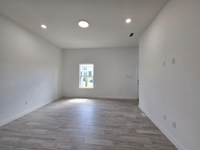 Building Photo - 1612 Cordova Dr