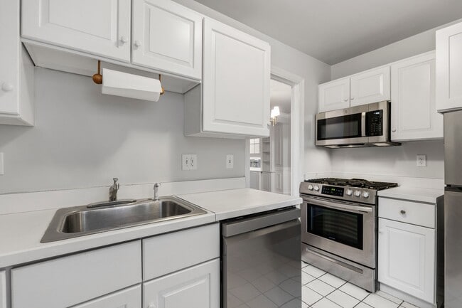 Building Photo - 25 W Elm St