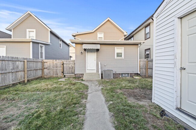 Building Photo - 1736 Bruck St