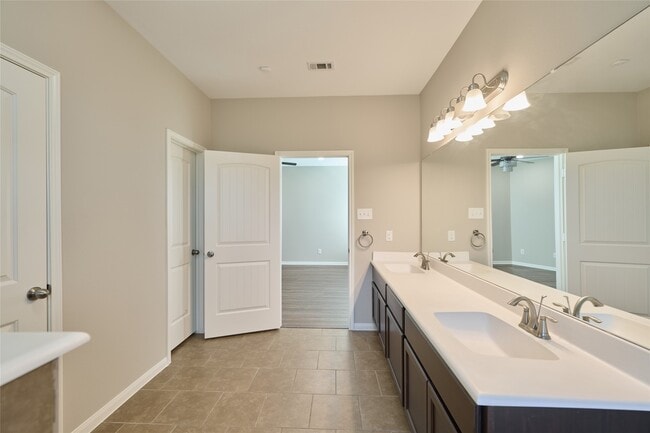 Building Photo - 12635 Lakeshore Dr