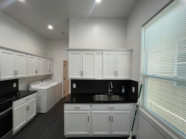 Building Photo - 7465-7467Garfi