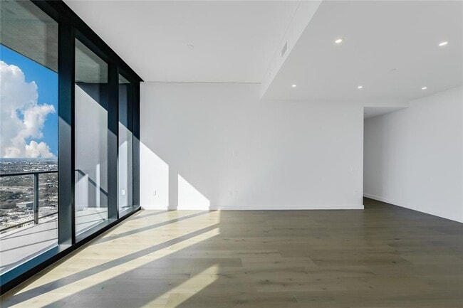 Building Photo - 610 Davis St