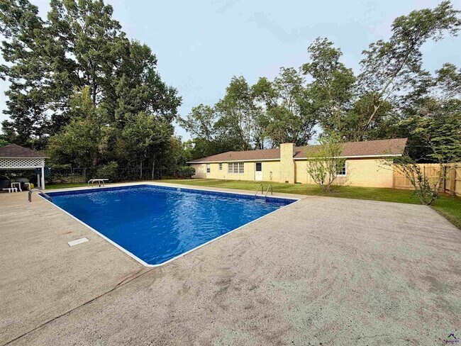 Building Photo - 533 Lake Joy Rd