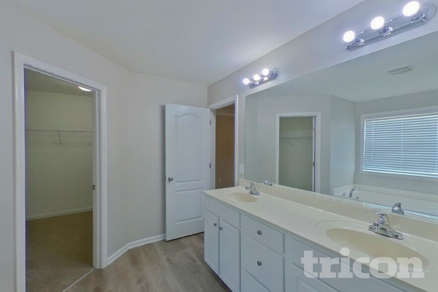 Building Photo - 527 W Saddletree Dr