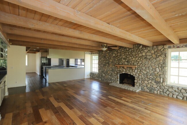 Building Photo - 460 S Bridge View Dr