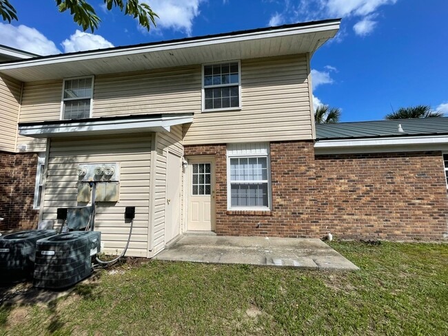 Building Photo - 2bd/1.5ba Townhome super close to CMC, HGT...
