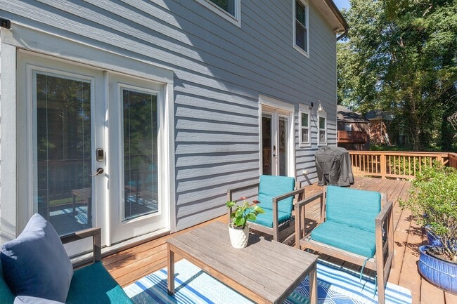 Building Photo - Gorgeous 4/3.5 w/ Bedroom on Main & Large,...