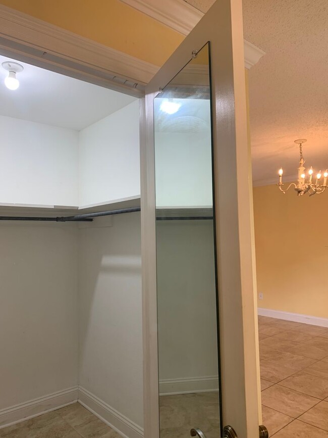 Building Photo - Metairie 3 Bedroom with Spacious Rooms and...