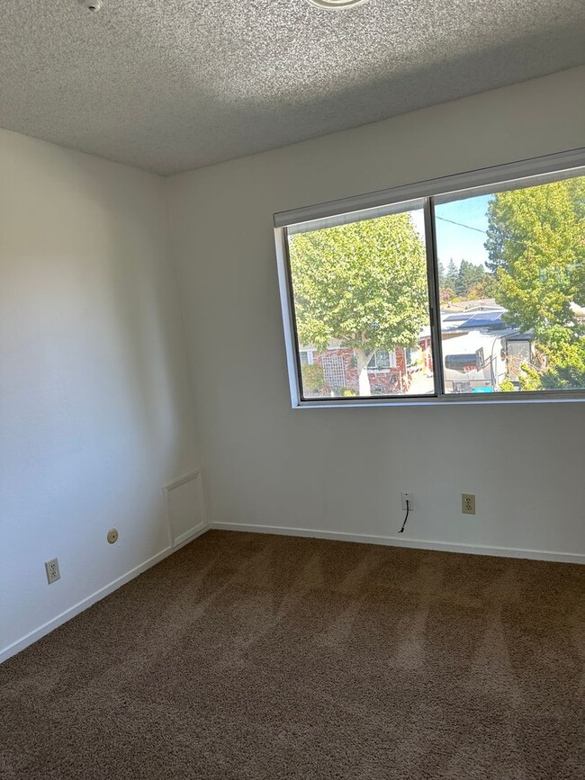 Building Photo - Evans Apartments - 1155 Dr, Santa Rosa CA ...