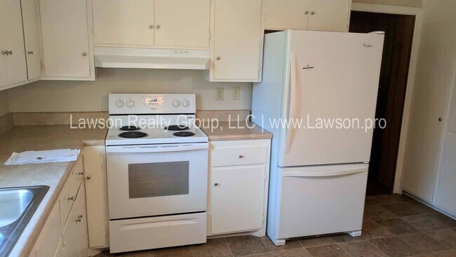 Building Photo - Conveniently Located, Spacious Salem Home