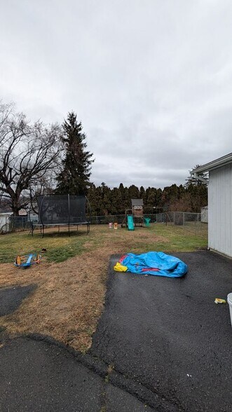 Building Photo - 20 1/2 Rock St