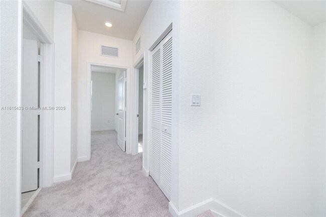 Building Photo - $2,490 2890 SE 26 Ter