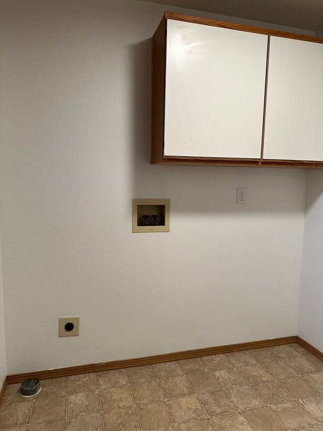 Building Photo - FREE RENT! Newly Updated Single Level Home in Established Keizer Neighborhood