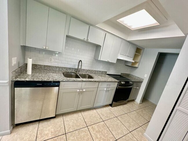 Building Photo - Spacious 2 bedroom on the first level