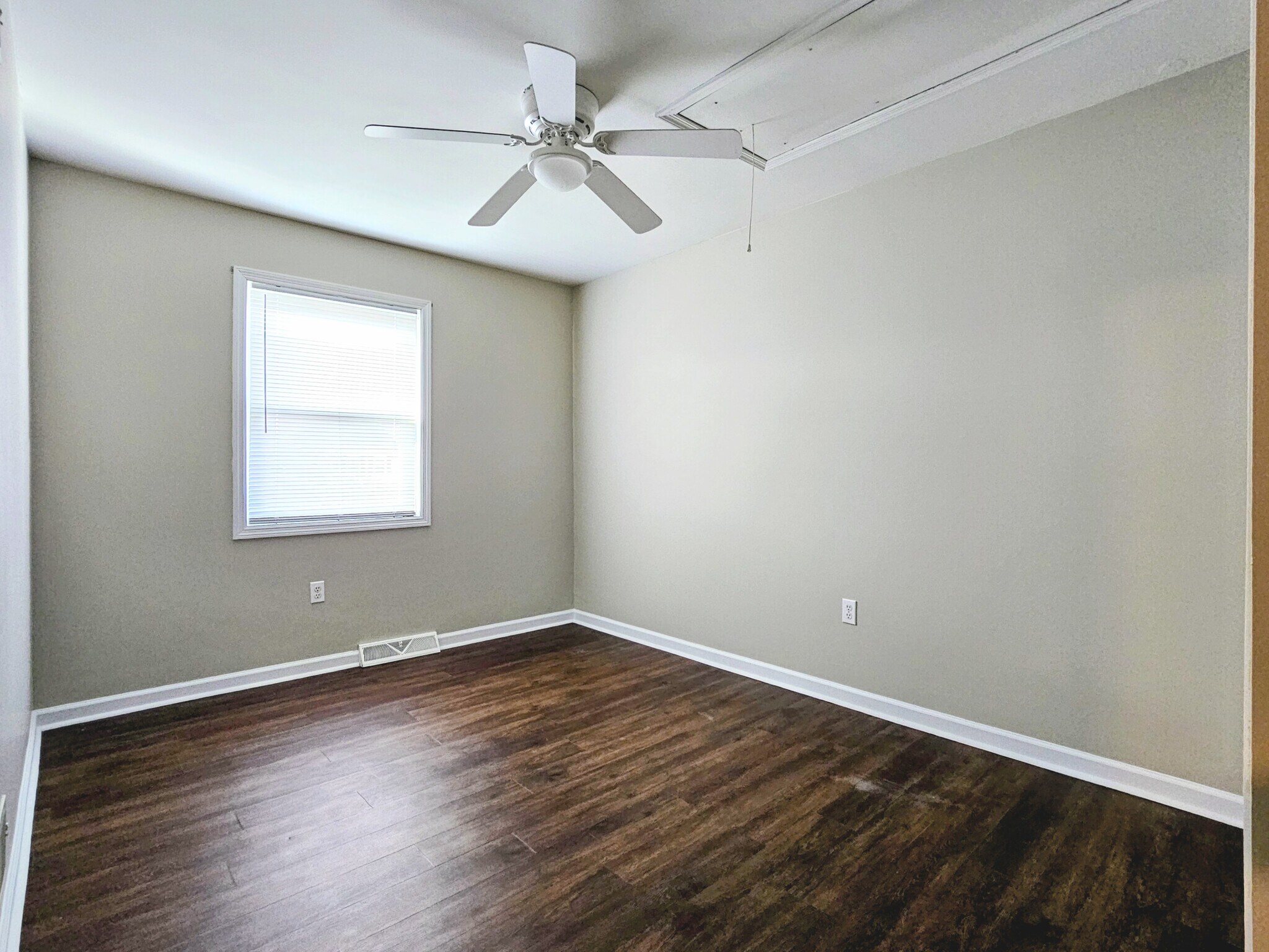 Building Photo - 131 Red Stone Cir