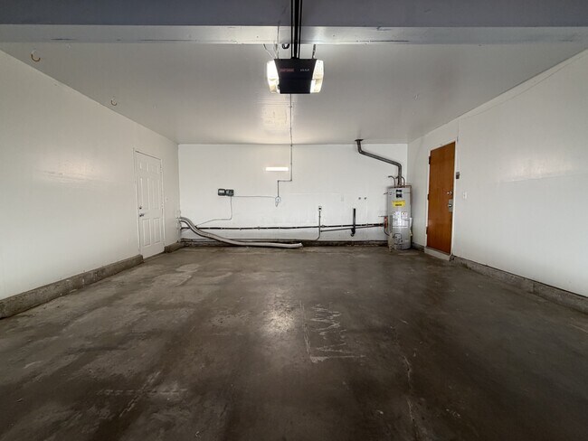 Building Photo - 15176 Oakwood Ln