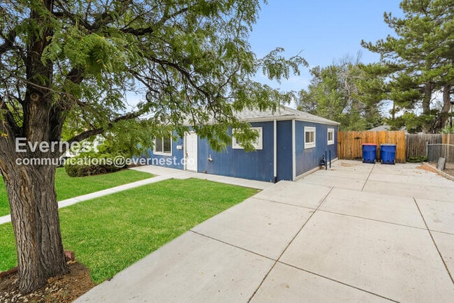 Building Photo - 3 Bed, 2 Bath Home with Fenced Yard / Available Soon!