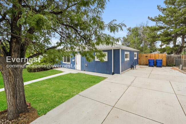 Building Photo - 706 Uvalda St